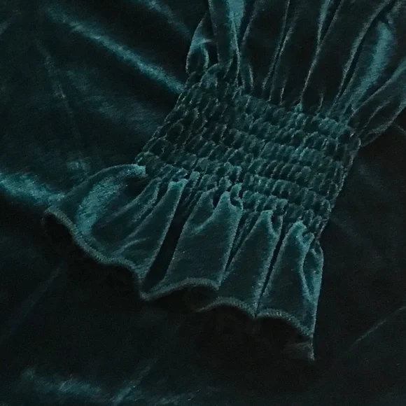 Green velvet long sleeved top embellished with ruffles at wrists & collar (L) - Picture 8 of 16